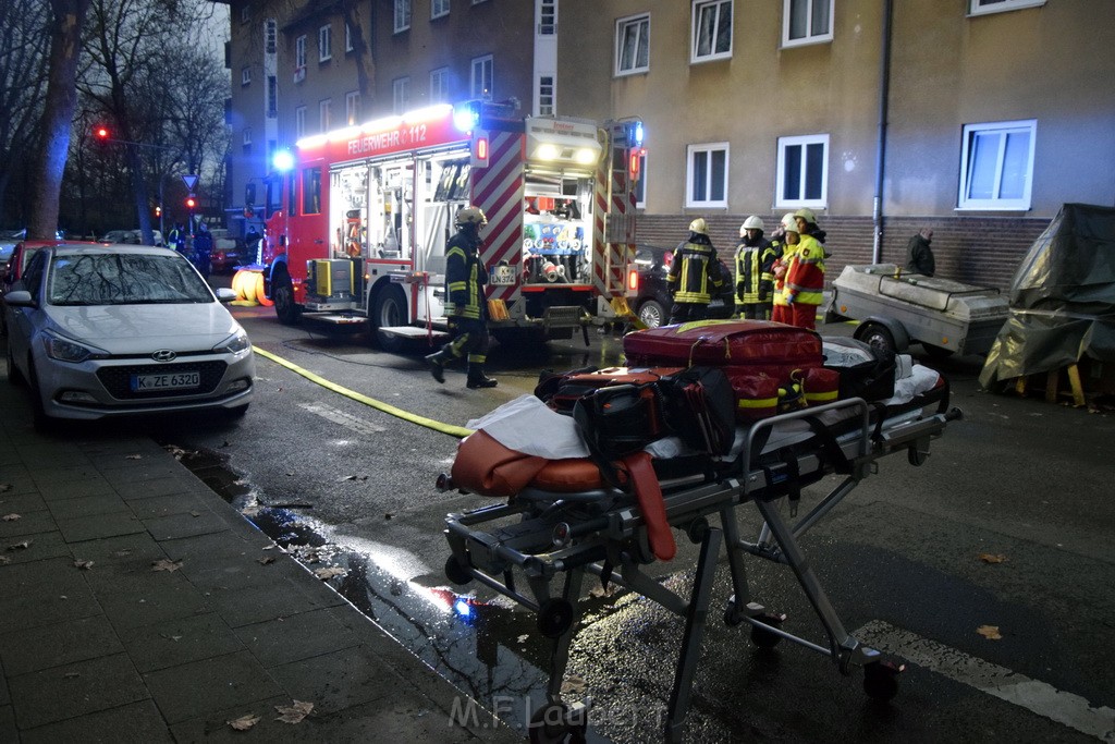 Feuer 2 Y durch Weihnachtsbaum  Koeln Ehrenfeld Alpenerstr P12.JPG - Miklos Laubert